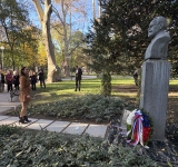 Откриха обозначителен знак на паметника на проф. Антон Безеншек в Цар-Симеоновата градина